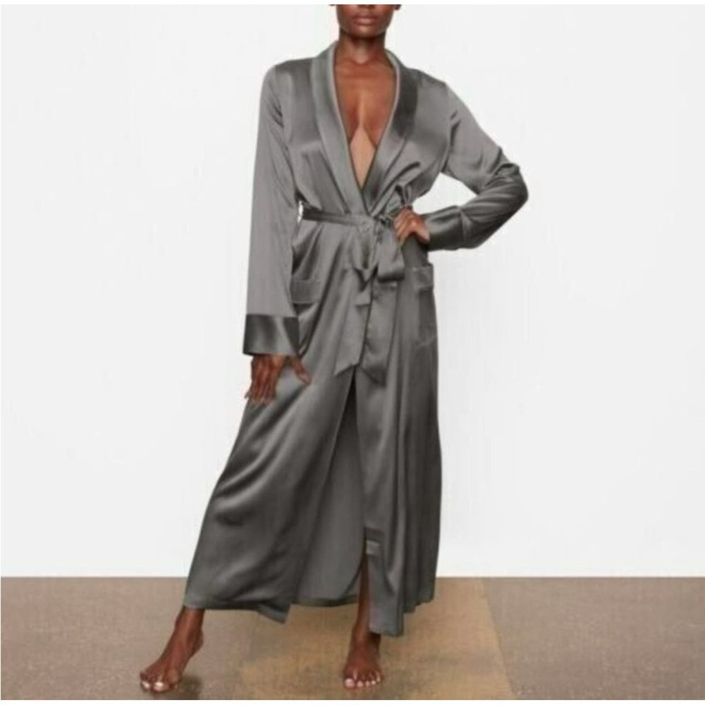 SKIMS Women's Gray Silk Stretch Belted Robe in Gunmetal Size Medium